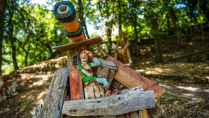 scultura di legno nel bosco incantato di Sefro