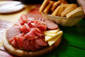tagliere con salumi e formaggi