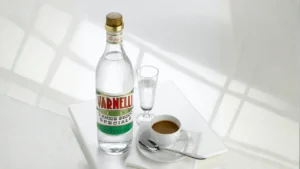 bottiglia di varnelli con a finaco una tazzina di caffè