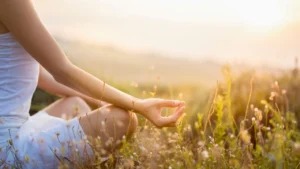 ragazza in meditazione sul prato